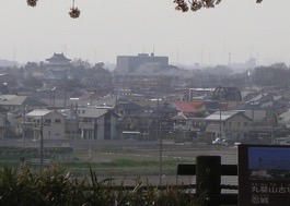 丸墓山古墳から望む忍城