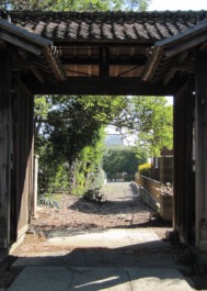 西明寺正門より